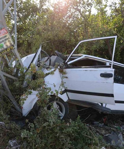 Elektrik direğine çarpan Tofaş hurdaya döndü, sürücü ağır yaralandı