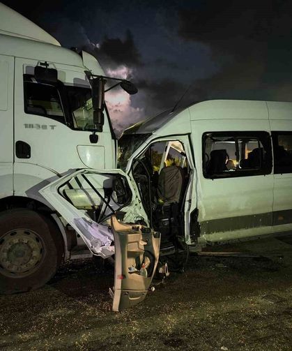 Hatay'da işçi servisi tırla kafa kafaya çarpıştı: 1 ölü, 15 yaralı