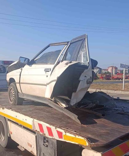 İkiye bölünen otomobilden sağ çıktı