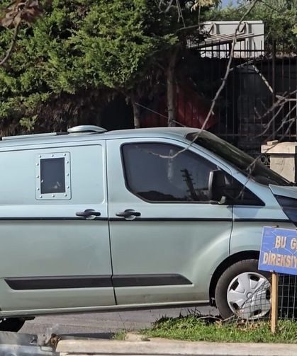 Mudanya'da zırhlı banka aracı elektrik direğine çarptı