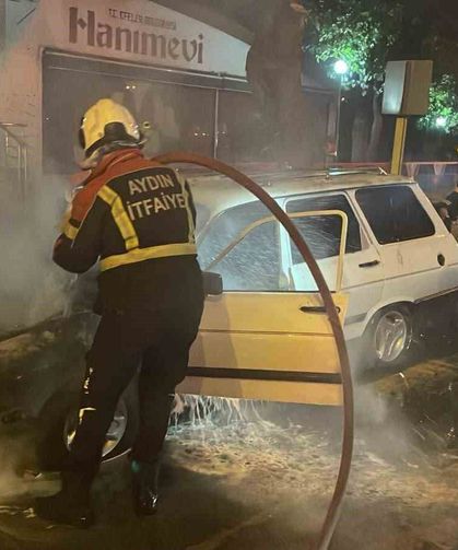 Seyir halindeyken alev alan otomobil, kullanılamaz hale geldi