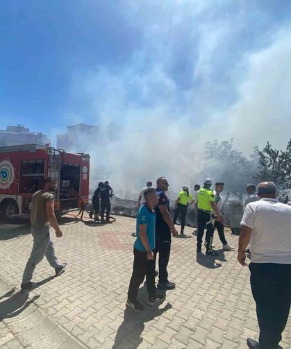 Ot yangını büyüdü: Alevler araçlara sıçradı
