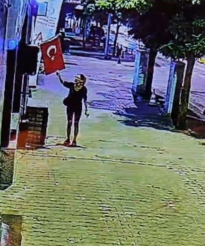 Türk bayrağını yakmaya çalışan şüpheli kadın yakalandı