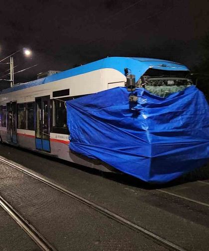 Zeytinburnu'nda kafa kafaya çarpışan tramvaylar kaza alanından kaldırıldı