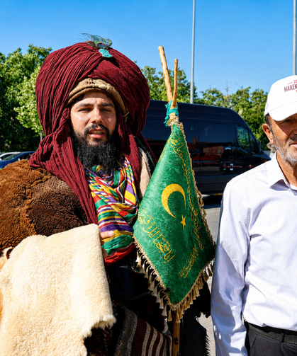 Selçuklu kıyafetini giyip Konya’dan Ahlat’a geldi!