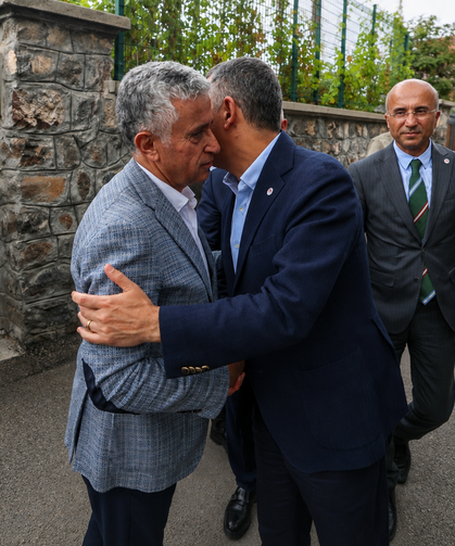 Özgür Özel’den önceki dönem CHP Milletvekili Arık’a taziye ziyareti