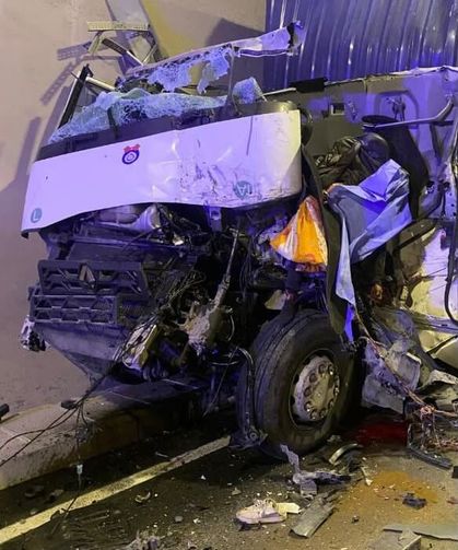 Kamyonetten sarkan malzeme tırlara çarptı: 1 kişi öldü