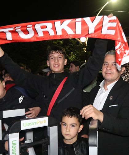 Fransa maçı öncesi Millilere coşkulu karşılama