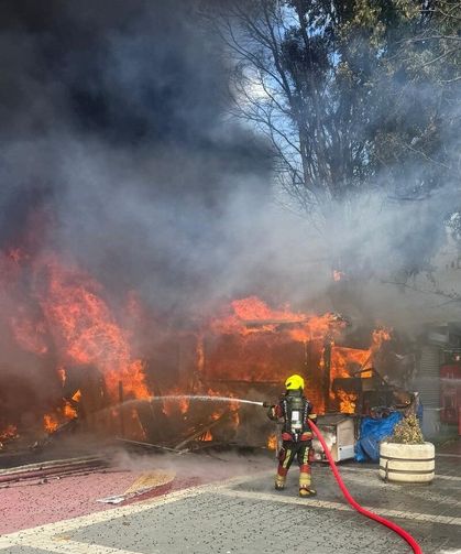 Edremit’te yangın paniği: İş yerleri zarar gördü