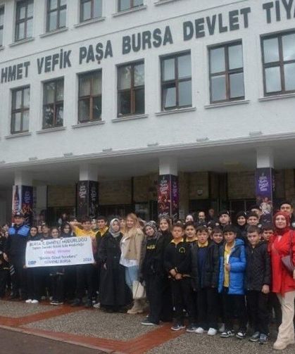 Bursa'da polisten öğrencilere tiyatro sürprizi