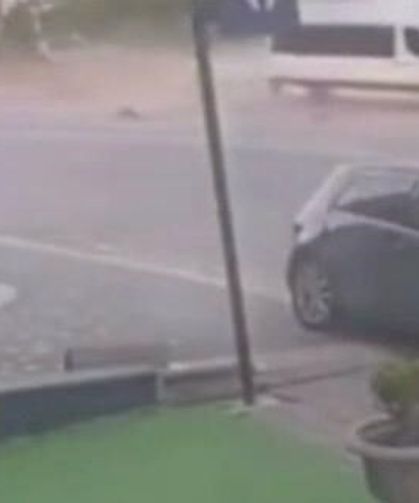 Freni patlayan minibüs taksiyi önüne katıp sürükledi