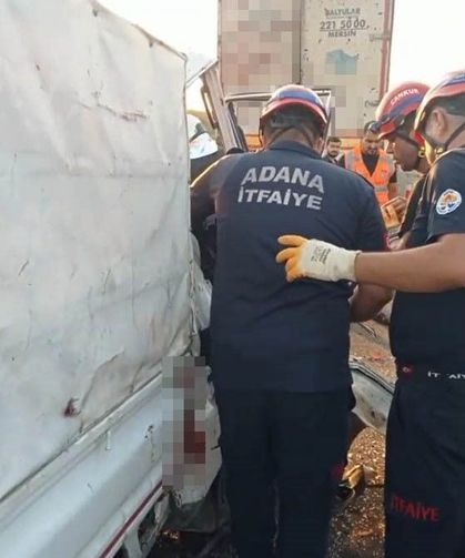 Kamyonet tıra arkadan çarptı: 2 ölü