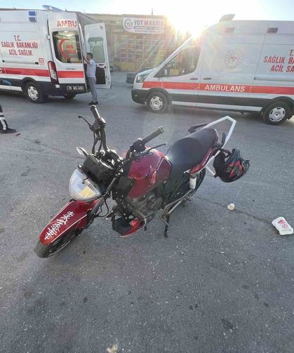 Motosikletlerin çarpıştığı kaza anı kamerada: 1'i ağır, 3 yaralı