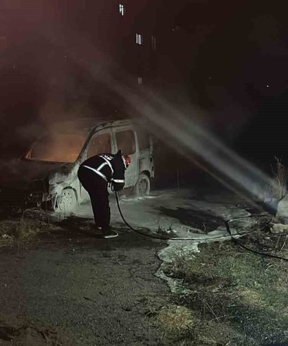 Niğde'de park halindeki araç yandı