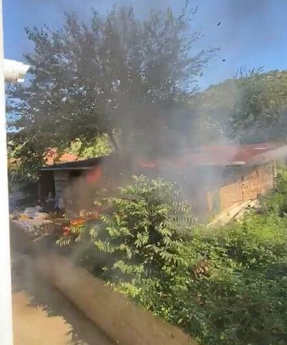 Tarlada çıkan örtü yangını ahırı kullanılmaz hale getirdi