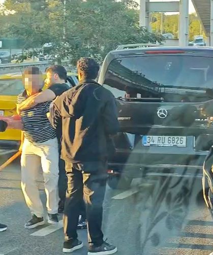 Kağıthane’de kaza sonrası ortalık karıştı: Yumruklu ve sopalı kavga kamerada