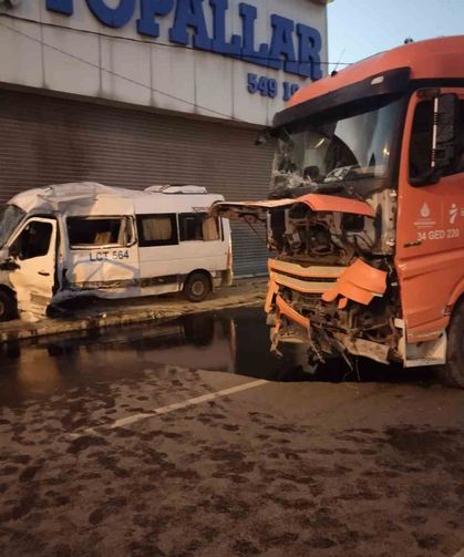 Ümraniye'de servis minibüsü ile İSTAÇ kamyonu çarpıştı: 2 yaralı