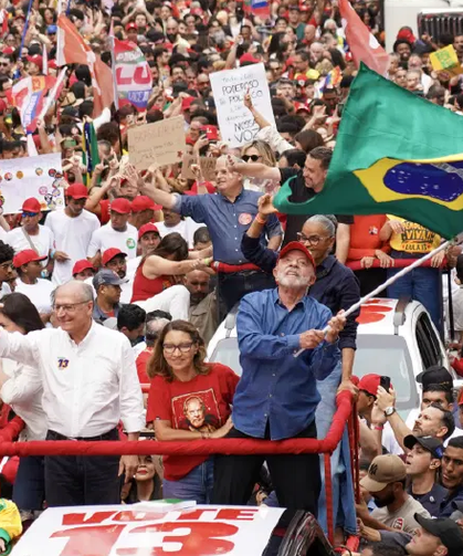 Brezilya’da tarihi geri dönüş: Lula bir kez daha devlet başkanı seçildi