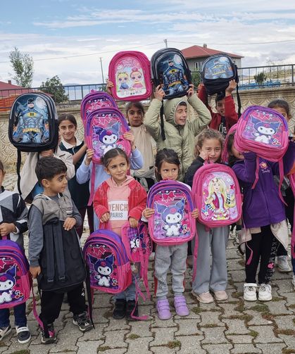 12 yıldır iyilik peşinde! Muşlu polis köy çocuklarının yüzünü güldürüyor