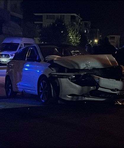 Çarpışmanın şiddetiyle savruldu: 4 kişi yaralandı