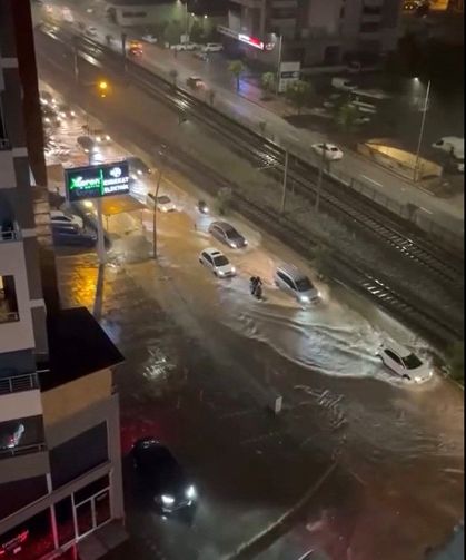 Adana’da yağış hayatı felç etti