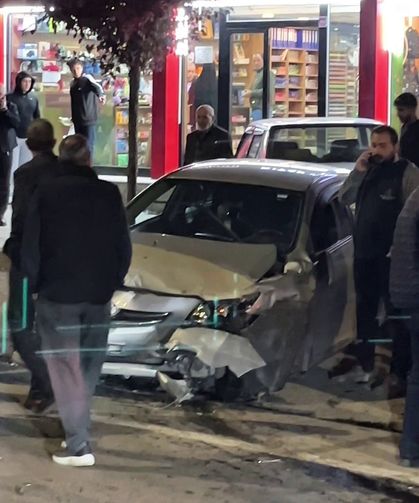 Direksiyon kilitlendi: 3 araç birbirine girdi