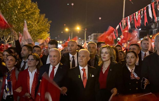 Cumhuriyet coşkusu Bursa sokaklarını doldurdu!