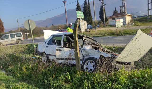 Bursa'da hafif ticari araç ile otomobil çarpıştı