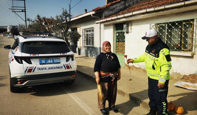 Bursa İl Jandarma Komutanlığı'ndan kadınlara çiçek jesti