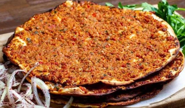 O işletme ifşalandı! Lahmacunun içine koyduğu 'pes' dedirtti