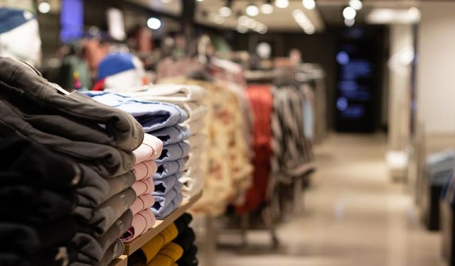 Prada rakibi Versace'yi satın aldı! Tüm taşlar yerinden oynayacal