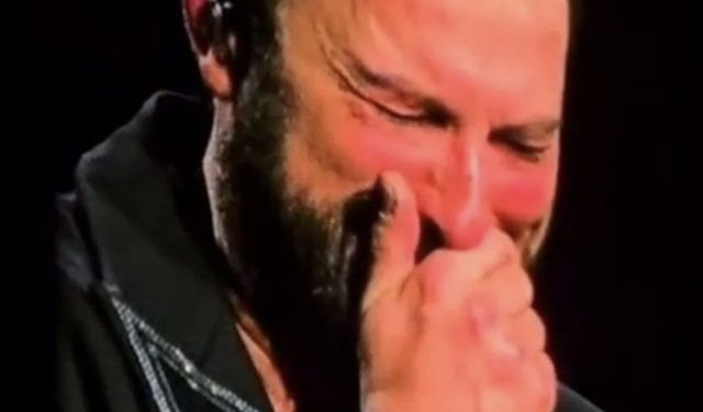 Tarkan konserinde gözyaşlarına boğuldu
