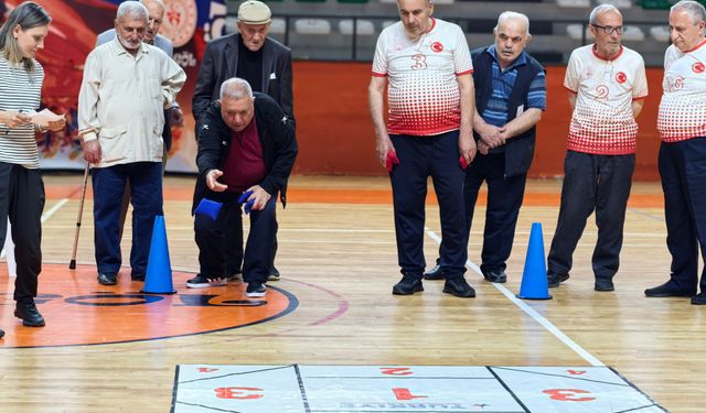 Yaşlı sporcular birbiriyle yarıştı