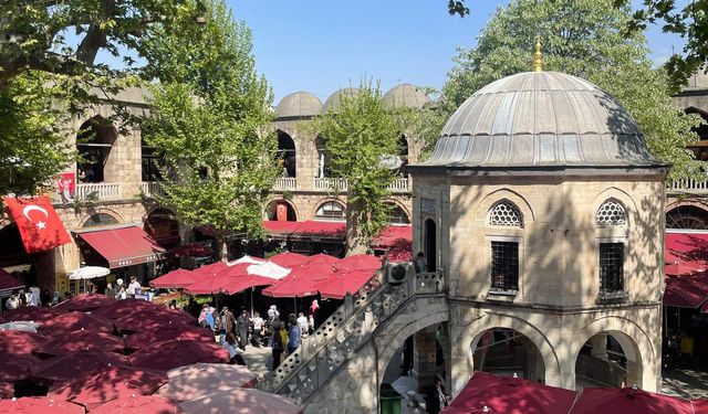 Bursa'nın tarihi çarşıları ve Hanlar Bölgesi'nde hafta sonu yoğunluğu