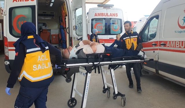 Bursa'da kamyonet ile otomobil çarpıştı: 3 yaralı