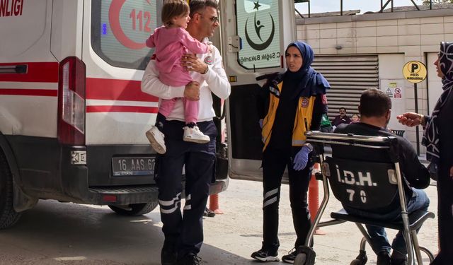 Bursa'da traktör ile otomobil çarpıştı: 1'i çocuk, 3 yaralı