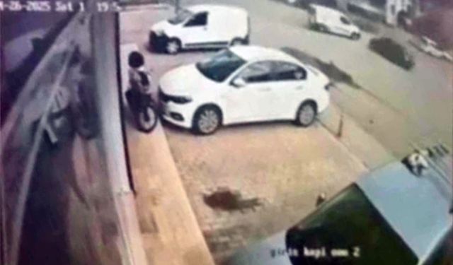 2 aracın karıştığı kaza anı kamerada