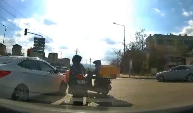 Darp edilen meslektaşını kurtarmak isteyen kadın kurye saldırgana kaskla kafa attı