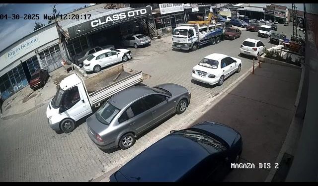 Freni boşalan kamyon geri kaçtı, 4 araca çarparak durabildi