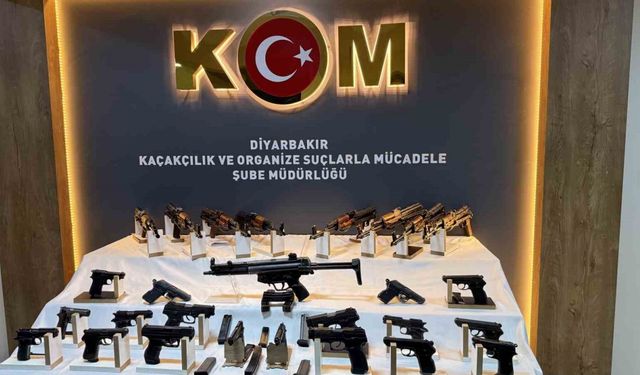 Irak’tan Diyarbakır’a gelen aracın gizli bölmelerinde 27 adet silah ele geçirildi: 3 tutuklama