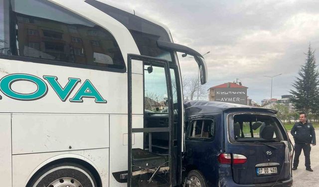 Yolcu otobüsüyle hafif ticari araç çarpıştı: 1 ölü, 2 yaralı