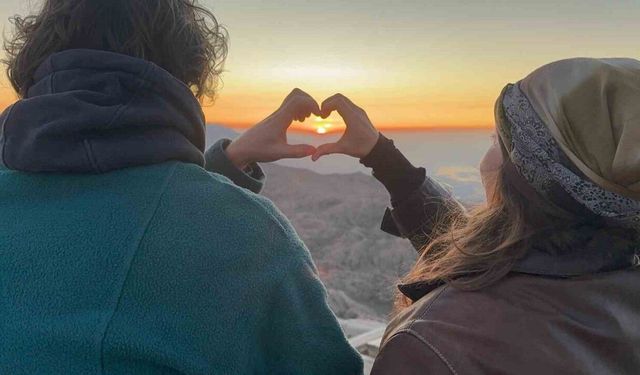 Nemrut Dağı’nda gün doğumu hayran bırakıyor