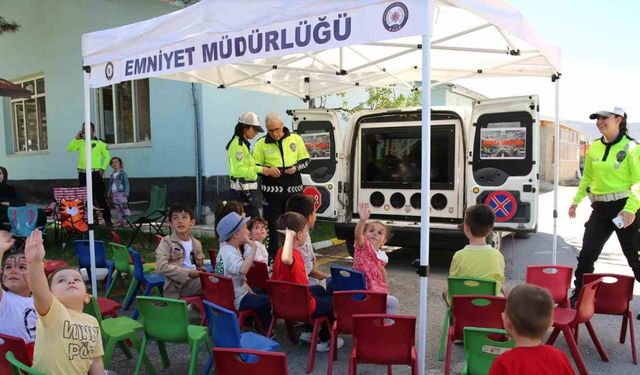Polislerden çocuklara erken 23 Nisan kutlaması