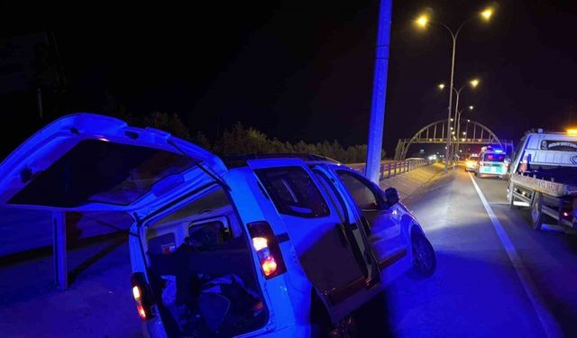 Refüje giren hafif ticari araçta 2 kişi yaralandı