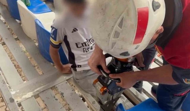 Statta maç izleyen çocuğun ayağı tribündeki demire sıkıştı