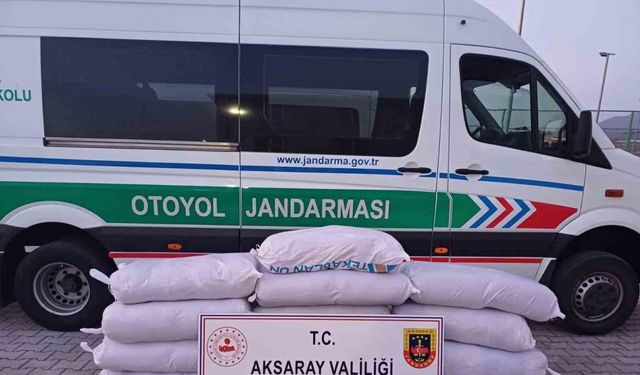 Üç yolcu otobüsünde 1 ton kaçak tütün çıktı