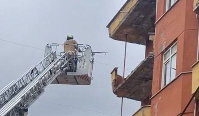 İstanbul'da dairenin balkonu çöktü