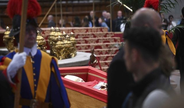 Papa Francis, son yolculuğuna uğurlanıyor