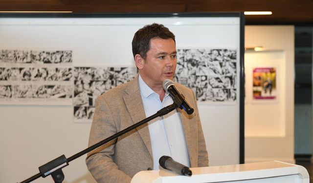 Bursa'da Elinde Fırça, Dilinde Müzik çizgi roman sergisi açıldı