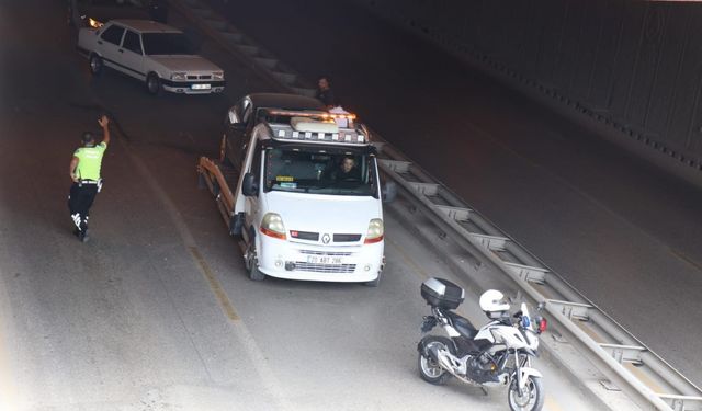 Altgeçitte 3 aracın karıştığı kaza sonucu araç kuyrukları oluştu